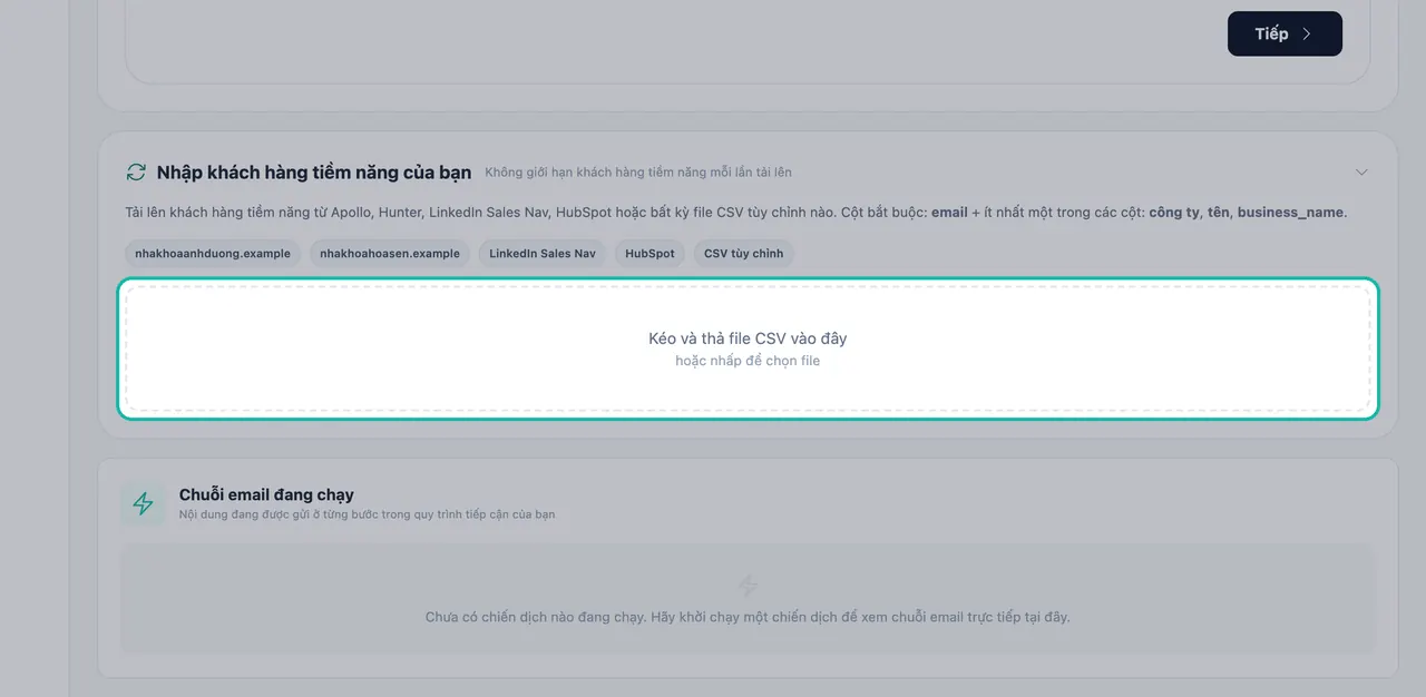 Vùng thả file CSV được làm nổi bật trong bảng Nhập khách hàng tiềm năng của bạn với dòng chữ Kéo và thả file CSV vào đây